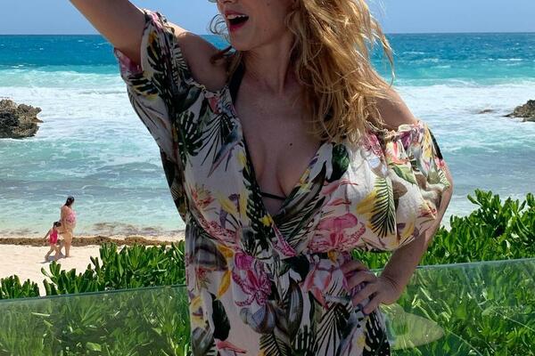 Šta jede ova ŽENA?! Ima 51 godinu i telo kao tinejdžerka, na glumici je sve prirodno, nije imala nijednu operaciju!