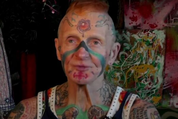 NIJE POŠTEDEO NI DELIĆ SVOG TELA! RUS (74) SE ISTETOVIRAO ČAK 63 PUTA ZA 2 GODINE: Umetnička STRAST (FOTO/VIDEO)