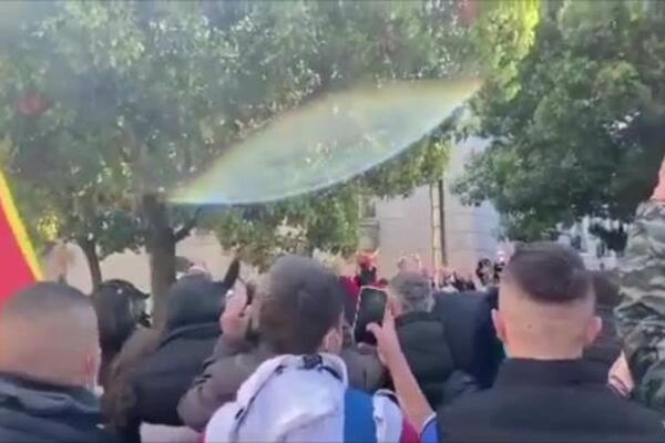 MILOVE PRISTALICE I KOMITE ISPRED VLADE U PODGORICI: Bačene dimne bombe, skandirali protiv Abazovića! (VIDEO)