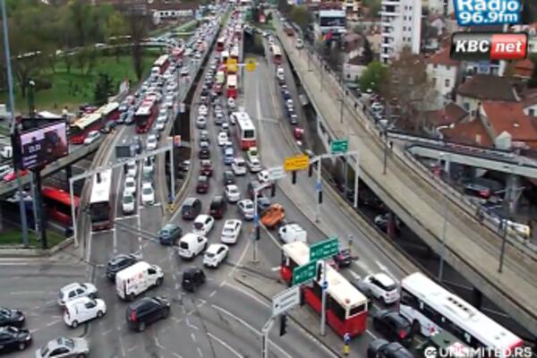 SVAKI DRUGI AUTOMOBIL U SRBIJI OZBILJNO ZAGAĐUJE: NALED predlaže promenu u plaćanju taksi i veće ulaganje!