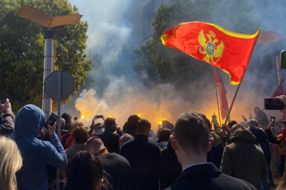 "KOSOVO JE PORED SRBIJE"! PODGORICOM ODJEKUJU ANTISRPSKE PAROLE: "Zdravko, četniku" (FOTO/VIDEO)