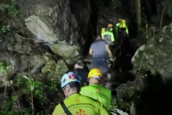 JEZIVO! MONAH BIO ZAROBLJEN 4 DANA U POPLAVLJENOJ PEĆINI: 17 ronilaca učestvovalo u spasilačkoj akciji! (VIDEO)