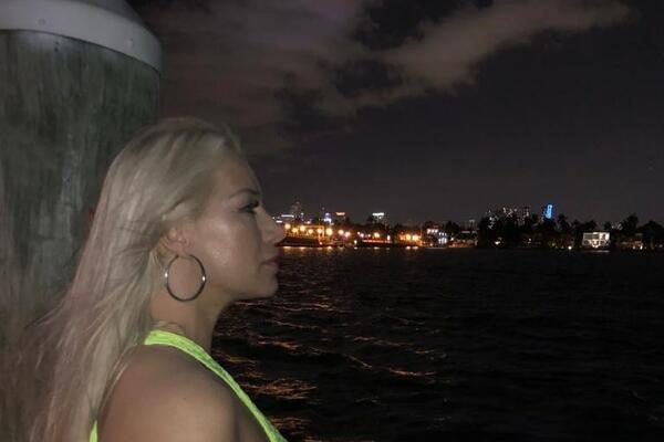 POSLE UŽASNE TORTURE SA BIVŠIM MUŽEM NAŠA PEVAČICA PRONAŠLA SREĆU: Sa novim dečkom i sinom OPET gradi PORODICU!