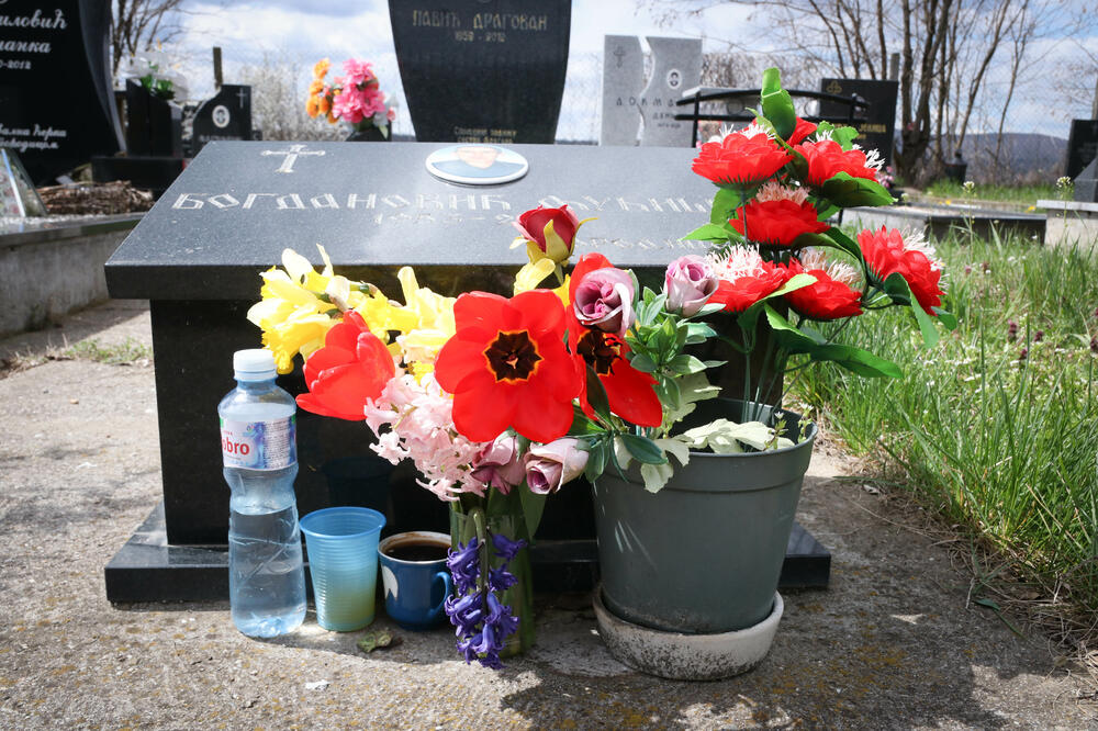 MISTERIJA NA GROBU MASOVNOG UBICE! Jeziv prizor pored ploče sa njegovim imenom, OVDE počiva! (FOTO)