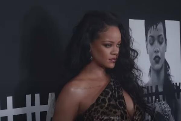 SVI TRLJAJU OČI I NE VERUJU ŠTA JE RIJANA OBUKLA: Ovako nešto može samo ona da IZNESE, ostali bi izgledali SMEŠNO!