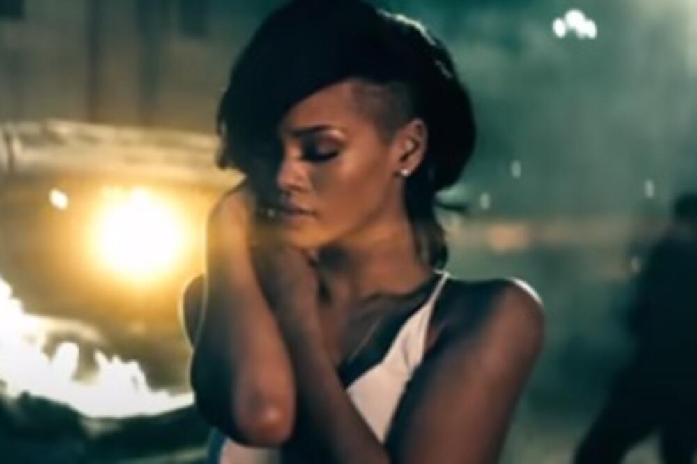 ZABORAVITE NA RIJANU KAKVU STE ZNALI DO SADA: Skroz se promenila, ošišana glava i MODRICE na kolenima!