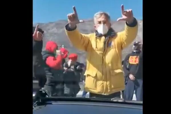 NOVI SNIMAK, KRIVOKAPIĆ GA OBJAVIO: Radi se o napadu na vozilo Vlade, poslao ŽESTOKU PORUKU MILU! (VIDEO)