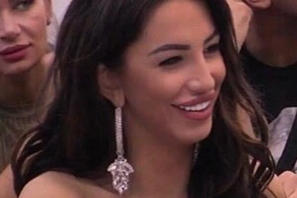 SLIKA GOLE ALEKSANDRE U HOTELU: Starleta iz Bujanovaca u raskalašnom izdanju, jedva OGROMNE grudi skriva peškirom!