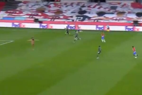 OTKRIVEN IDENTITET NAVIJAČA KOJI JE PREKINUO MEČ LIGE EVROPE: Plan je smišljao dugo, proveo 14 sati ispod cirade