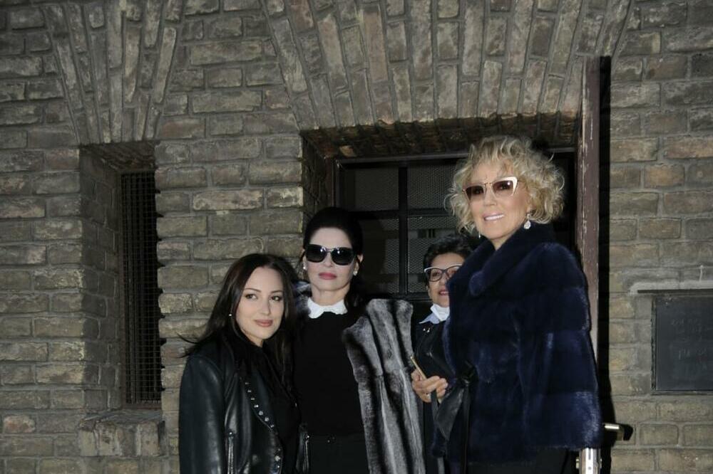 BRENA U DRUŠTVU BIVŠE LJUBAVNICE MIROSLAVA ILIĆA: Povod je VELIKI, a biće joj i SVEDOK na SUDU!