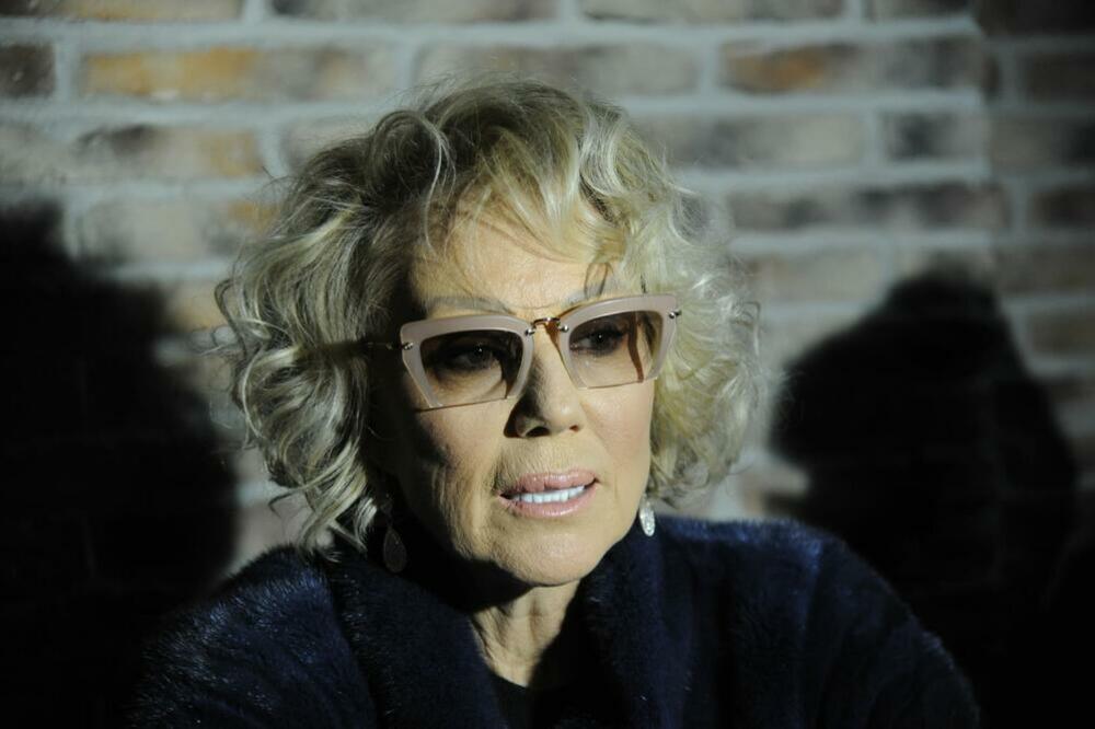 LEPA BRENA U 6 FOTKI POKAZALA DA JE NAJMOĆNIJA ŽENA U SRBIJI: Čist luksuz i pravo bogatstvo, estrada puca od muke!