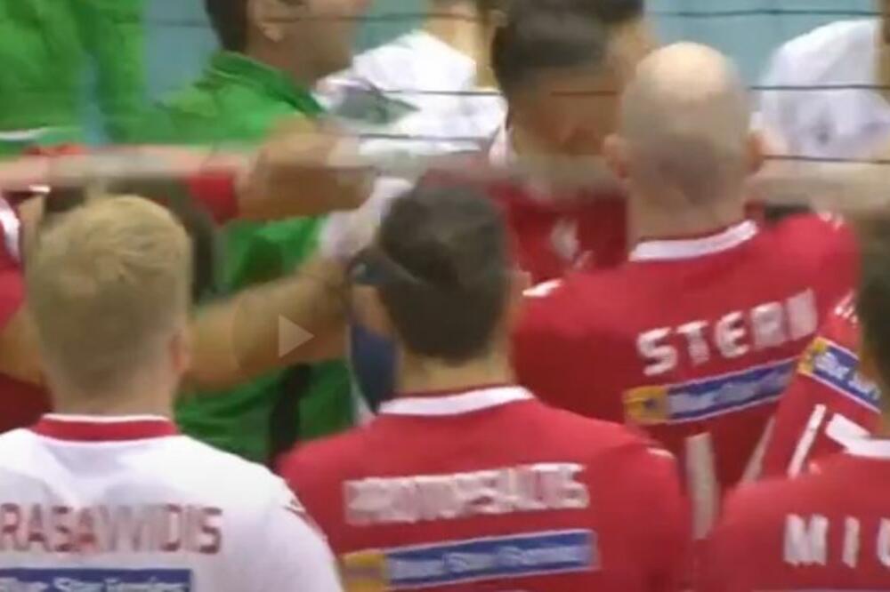 NEVIĐENA SCENA NA ODBOJKAŠKOM MEČU: Pljunuo rivala, zatim na sreću izbegao brutalne batine! (Video)