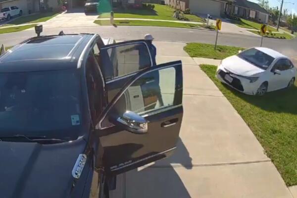 UŽAS, NALETEO JE NA ČOVEKA I PRIKLJEŠTIO MU NOGE! Snimljen jeziv udes (VIDEO)