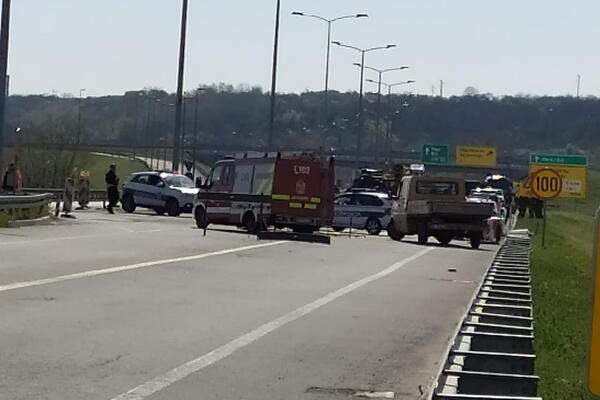 AUTOMOBILOM PRETICAO PREKO DUPLE LINIJE, ŠLEPER UDARIO U BANKINU DA IZBEGNE KATASTROFU! Užas i kod Ostružnice