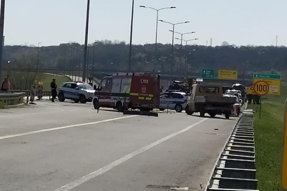 AUTOMOBILOM PRETICAO PREKO DUPLE LINIJE, ŠLEPER UDARIO U BANKINU DA IZBEGNE KATASTROFU! Užas i kod Ostružnice
