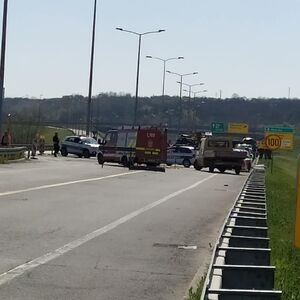 AUTOMOBILOM PRETICAO PREKO DUPLE LINIJE, ŠLEPER UDARIO U BANKINU DA IZBEGNE KATASTROFU! Užas i kod Ostružnice