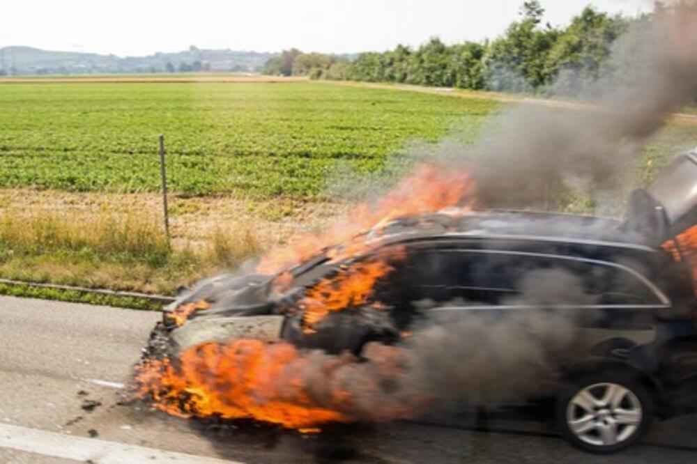 HITNO, ZAPALJEN SKUPOCENI MERCEDES MLADE PREDUZETNICE: Vozilo je potpuno izgoreo, požar je podmetnut!