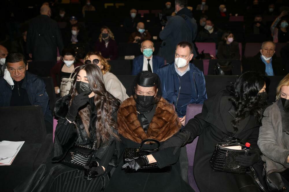 UDOVICA MIMA SE GUŠILA U SUZAMA, ANA I MRKA JE TEŠILI: Političar jedva izustio samo JEDNU REČENICU!