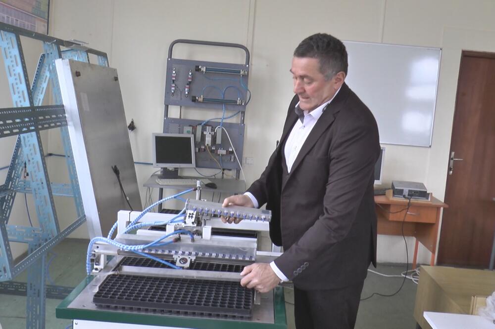 PROFESOR I STUDENTI IZ ČAČKA RAME UZ RAME SA SVETSKIM NAUČNICIMA: Njihove mašine će napraviti PRAVU REVOLUCIJU!