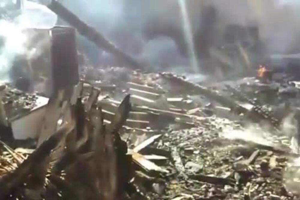 IZGORELO 10 BARAKA U NIŠU! Vatra progutala sve do temelja, plamen je bio četiri metra iznad kuće