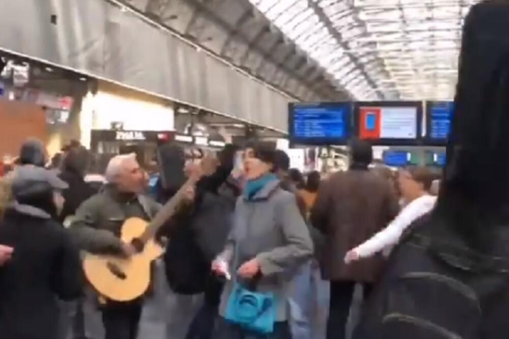 NEĆE GARA DA PRIMI VAKCINU NA FRANCUSKI NAČIN: Građani igrali i pevali napolju, a pala i KOREOGRAFIJA! (VIDEO)