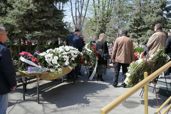 ODRŽANO JE OPELO: Tozovca na Novom groblju ISPRAĆAJU NA VEČNI POČINAK prijatelji i porodica!