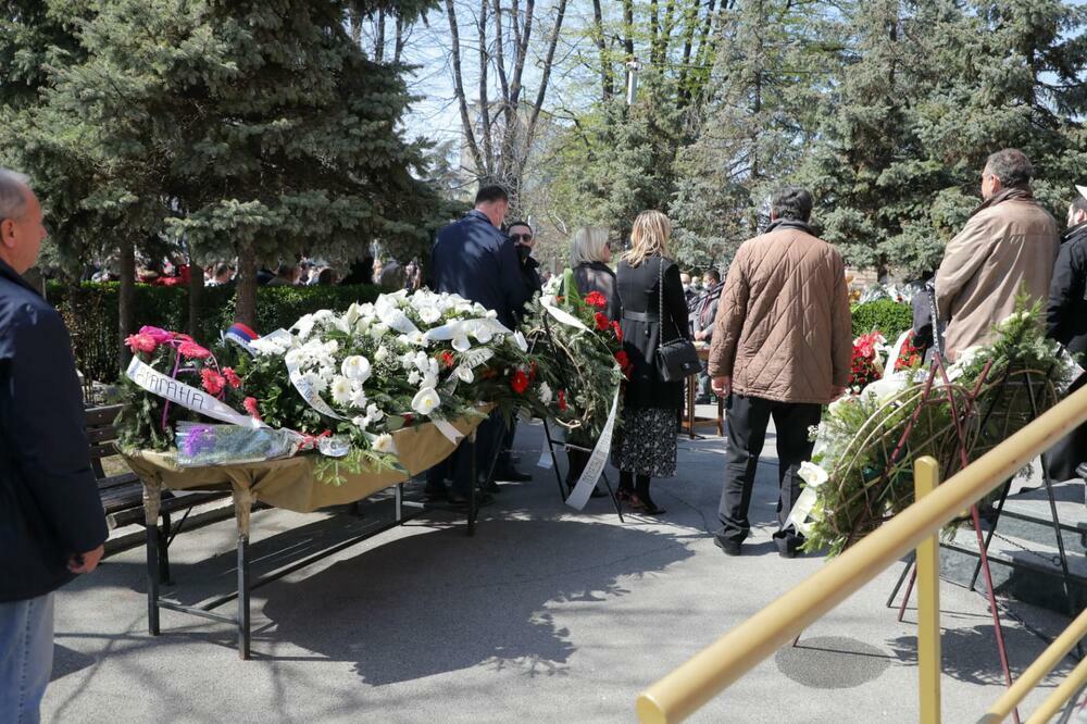 ODRŽANO JE OPELO: Tozovca na Novom groblju ISPRAĆAJU NA VEČNI POČINAK prijatelji i porodica!