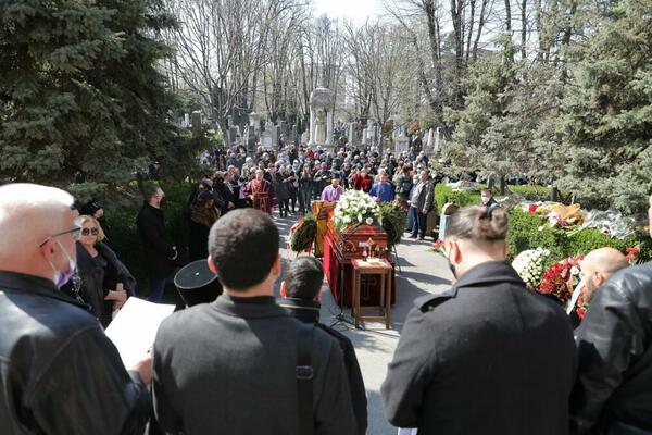 ISPRAĆAJ UZ PESMU "VIOLINO NE SVIRAJ": Telo pokojnog pevača biće položeno u ISTU GROBNICU sa Cunetom i Batom!