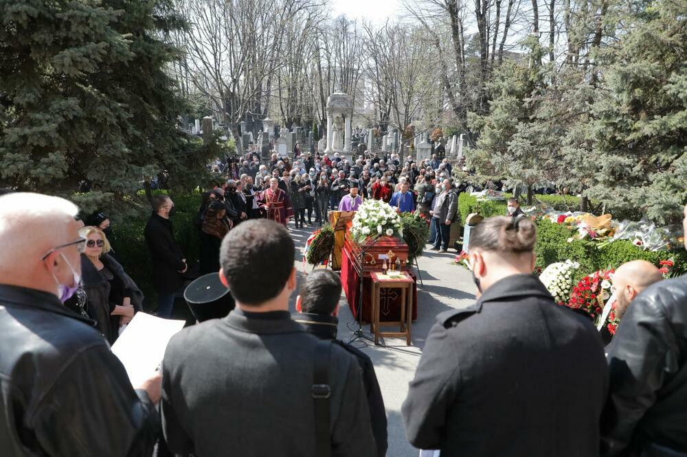 ISPRAĆAJ UZ PESMU "VIOLINO NE SVIRAJ": Telo pokojnog pevača biće položeno u ISTU GROBNICU sa Cunetom i Batom!