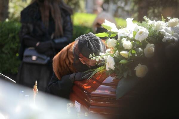 POTRESNE SCENE NA SAHRANI PREMINULOG PEVAČA: Udovica ne prestaje da PLAČE i GRLI SANDUK, Eri Ojdanić POZLILO!