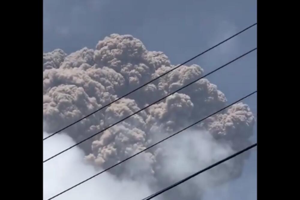OBISTINILA SE STRAVIČNA UPOZORENJA! ERUPCIJA VULKANA LA SUFRIJER: Stub pepela dostigao visinu od 10 KM (VIDEO)
