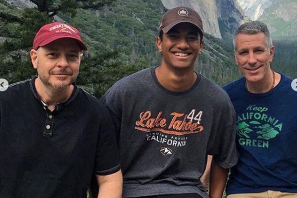 GEJ PAR JE PRONAŠAO BEBU U METROU I USVOJIO JU JE: Dečak je sada porastao, a njihova priča se ČITA U DAHU!