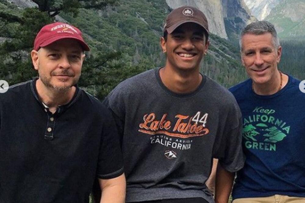 GEJ PAR JE PRONAŠAO BEBU U METROU I USVOJIO JU JE: Dečak je sada porastao, a njihova priča se ČITA U DAHU!