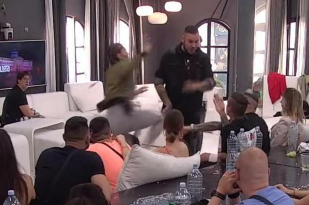 OBEZBEĐENJE HITNO ULETELO U ZADRUGU: Nastala jeziva TUČA, Filip Car nasrnuo na Minu! (VIDEO)