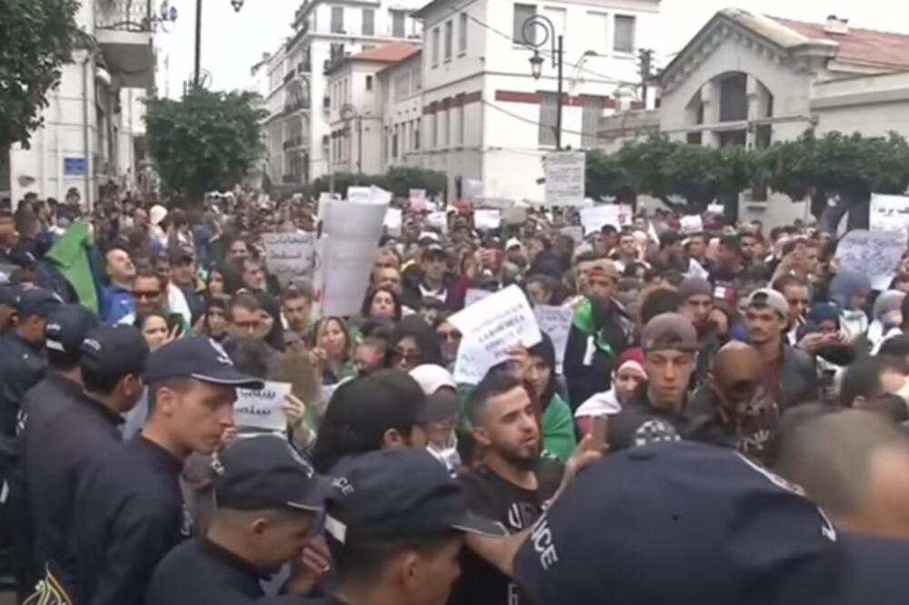 USTAJTE, MLADI! Na današnjim protestima u Alžiru pojavili se slogani protiv FRANCUSKE!