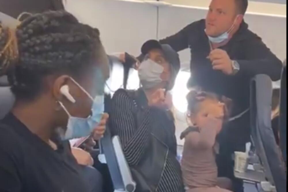 VEOMA NEPRIJATNA SCENA U AVIONU: Porodica na udaru jer deca nisu nosila maske dok su jela! (VIDEO)