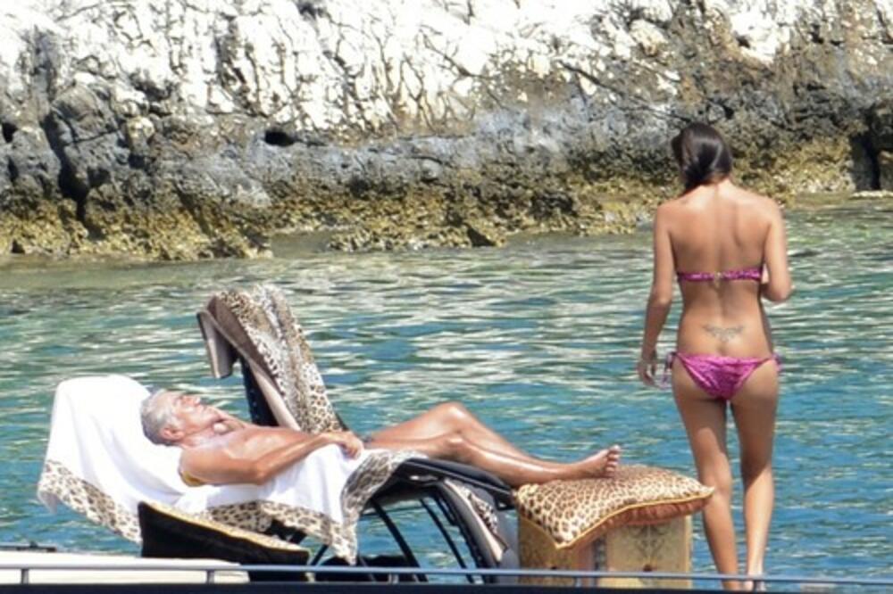 POZNATI STARAC SMUVAO 45 GODINA MLAĐU BRINETU ČIJA ZADNJICA DIŽE PRITISAK: Kad se SKINE, ne štedi NOVAC na njoj