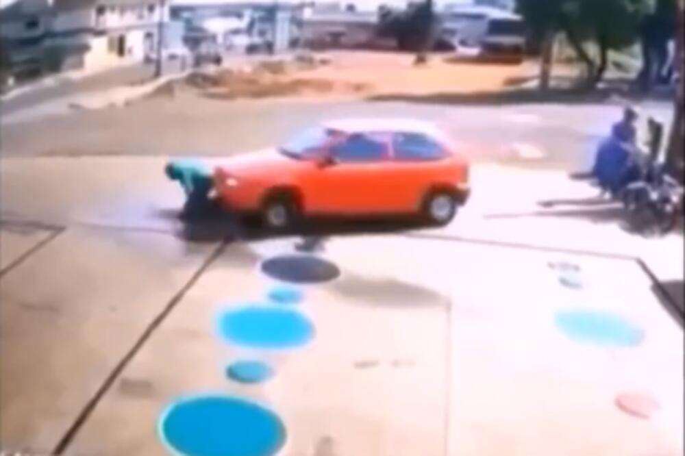 ZGAZI ČOVEKA NASRED PARKINGA! Gde je ovaj gledao, ovo je tragedija (VIDEO)