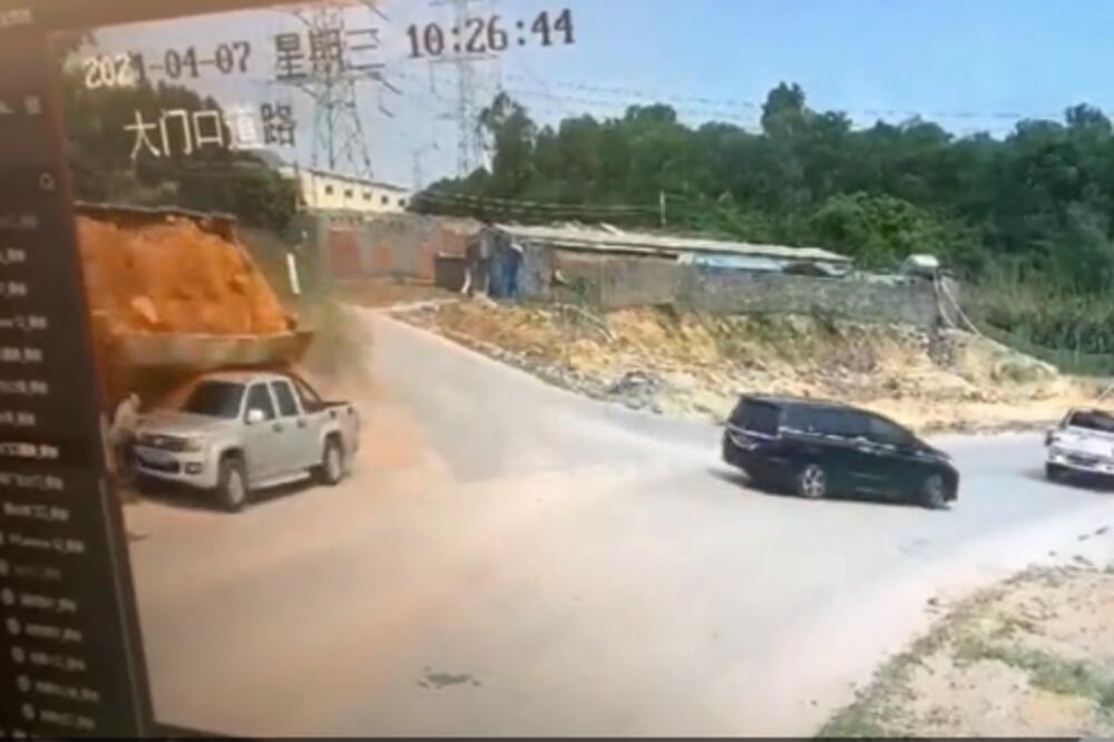 KAKO JE OVAJ ČOVEK UOPŠTE PREŽIVEO? Da se ovo ponovi još milion puta, SVAKI PUT BI NASTRADAO! (VIDEO)