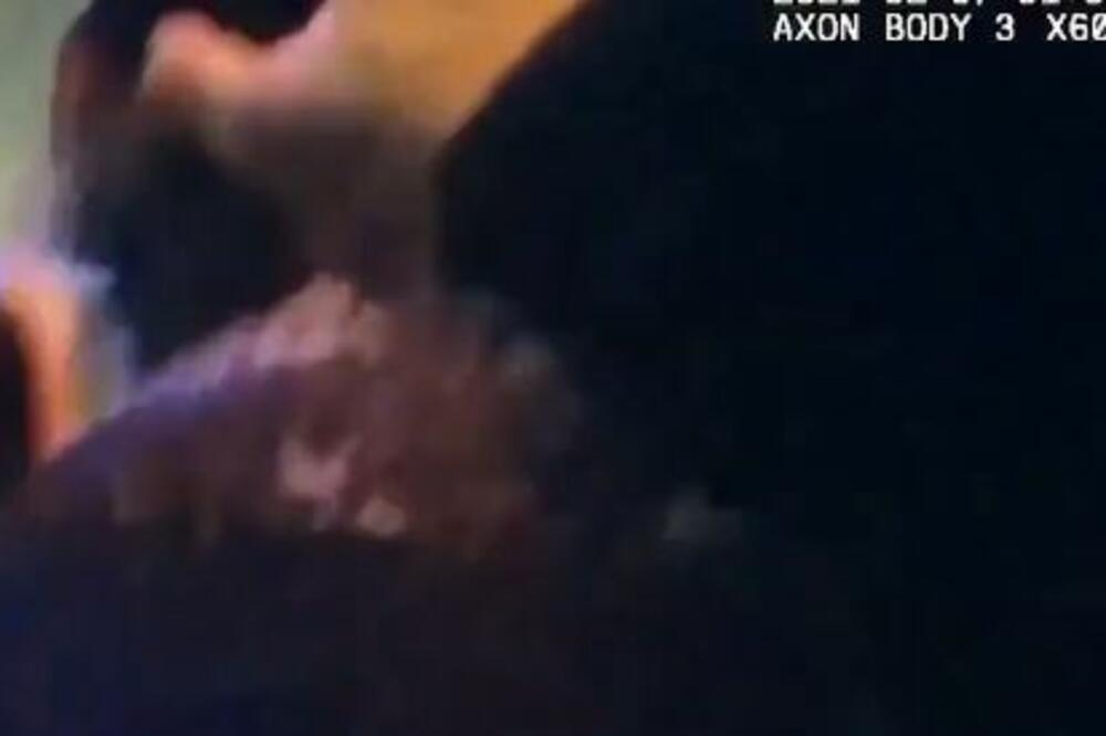 NAJMUČNIJI SNIMAK GODINE: Policajci crncu GURAJU GRUDVU SNEGA U USTA! (VIDEO)