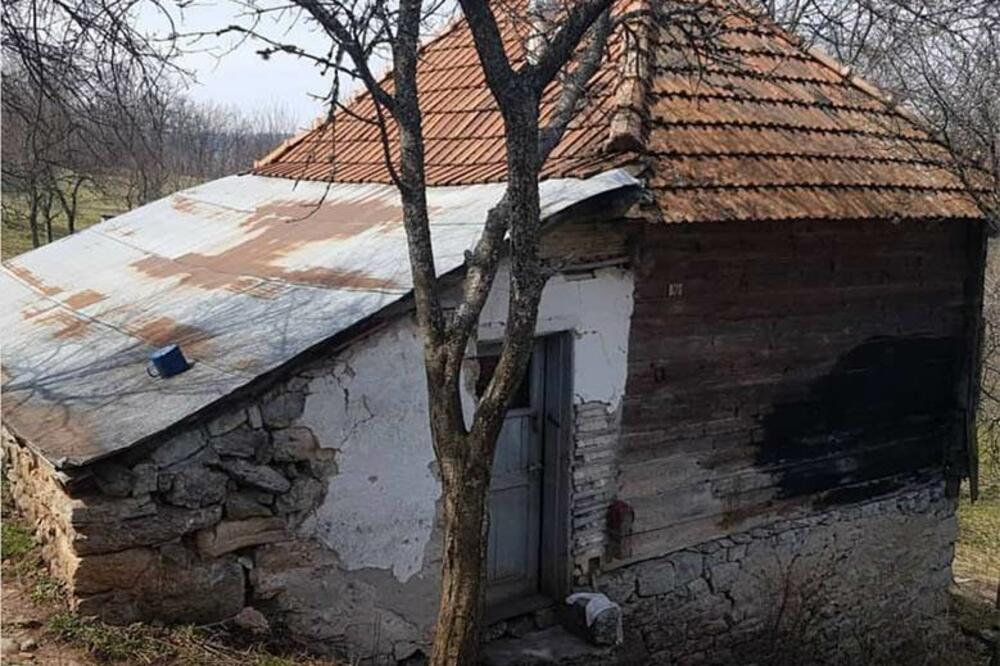 IZ BEDE SE VINUO U ZVEZDE! NAŠ POZNATI PEVAČ JE ODRASTAO U STAROJ, TROŠNOJ KUĆI: Spavao sa kapom na glavi!