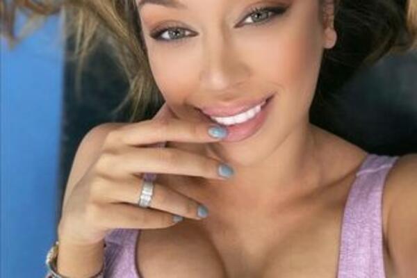 ŠOK REAKCIJA! TEI TAIROVIĆ GOST POKUŠAO DA UBACI BAKŠIŠ U DEKOLTE: Pevačica se FRAPIRALA u sekundi! (VIDEO)