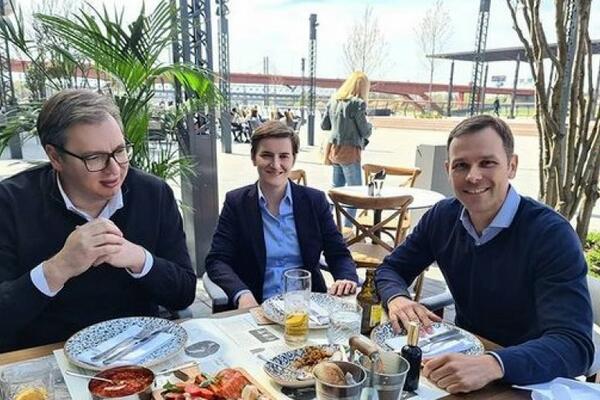 VUČIĆ, BRNABIĆ I SINIŠA MALI SELI U BAŠTU NA PROMENADI: Predsednik je tim povodom napisao zanimljivu poruku! (FOTO)