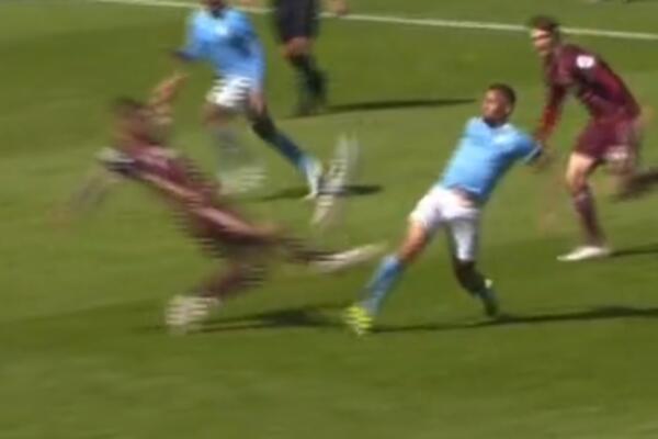 HOROR POTEZ IGRAČA LIDSA, MOGAO JE DA OTKINE NOGU ŽESUSU! Neverovatan start igrača gostiju (VIDEO)