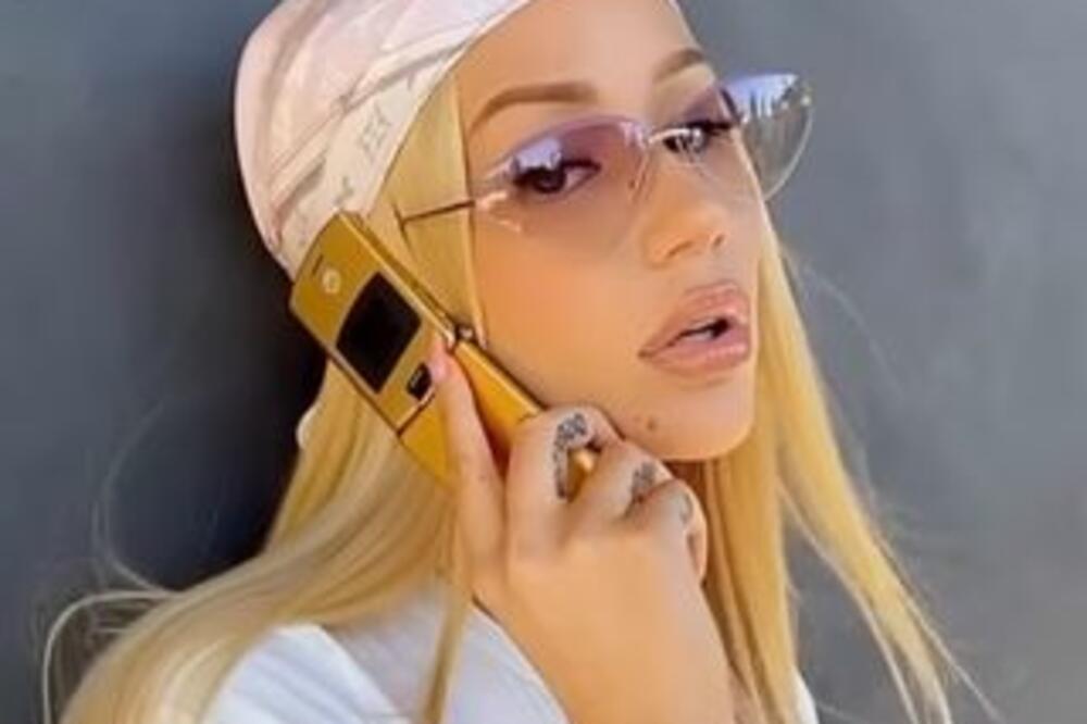 PROGONE JE SA SVIH STRANA! HOLIVUDSKOJ PEVAČICI NUDE BEZOBRAZNE STVARI DA BI JE OSVOJILI: Hoće da je žene!