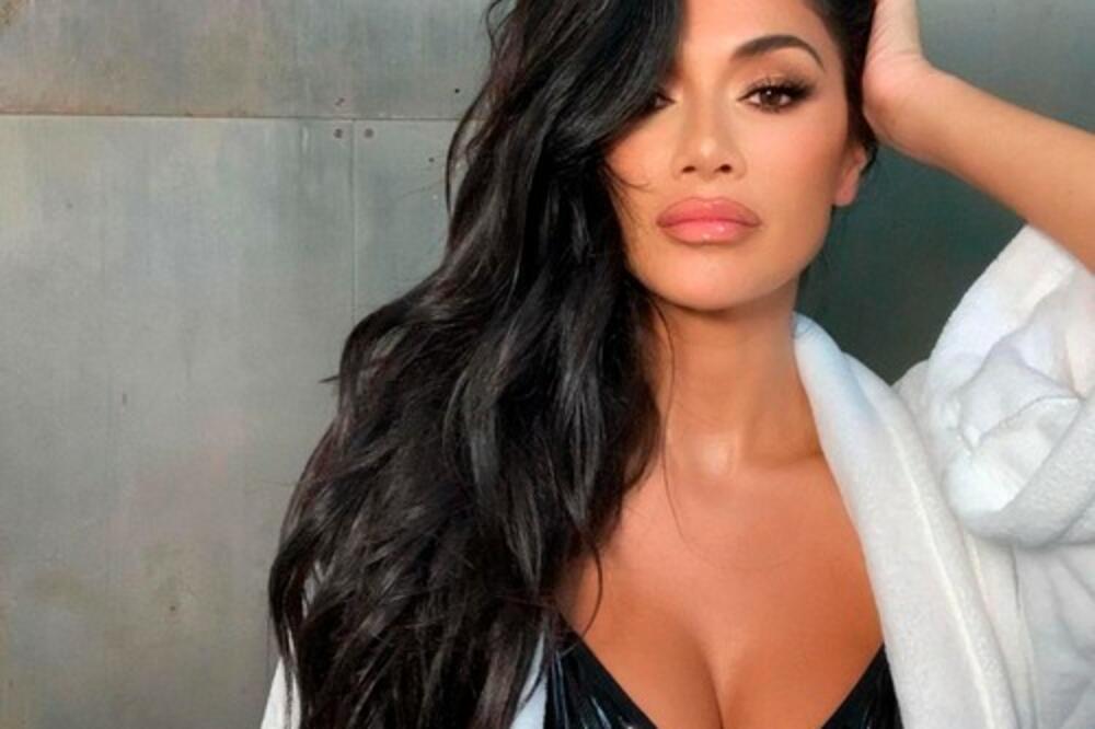 SRČKA STAJE! NIKOL PODIGLA PESAK PUSTINJE: Beli kupaći istakao sve, telo ko sa naslovnica a ima više od 40 godina!