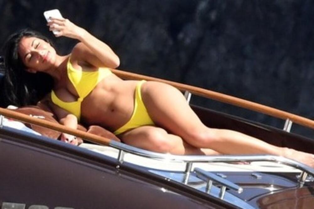 ATRAKTIVNA PEVAČICA RAZVALILA ISKLESANIM TELOM U 43. GODINI: Opustila se sa dečkom na plaži, STRASTI PRŠTALE!