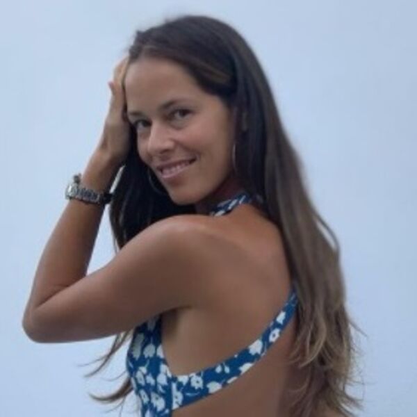 SKINULA SE ANA IVANOVIĆ Grme atributi u CRVENOM BIKINIJU: Vrućim izdanjem oduvala Bastijanovu bugarsku "ZUJALICU"