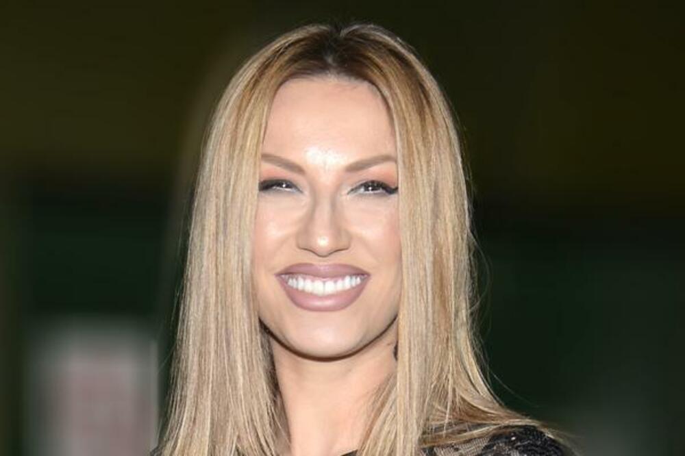 ZATEČENA U EMISIJI! Rada dobila pitanje koje je DOBRO ZATRESLO - birala između DVA FRAJERA pa dala HIT ODGOVOR!