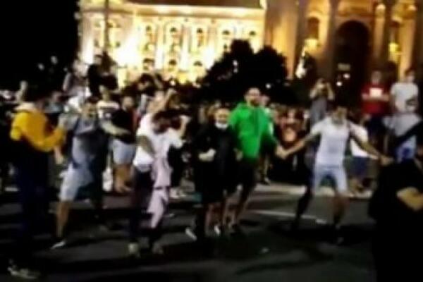 JOŠ JEDNO NELEGALNO OKUPLJANJE ANTIVAKSERA? Bez maske igraju kolo, a imaju i novu lokaciju!